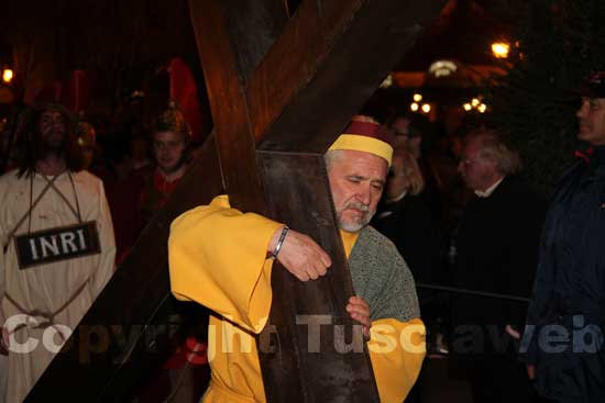 Il cireneo porta la croce