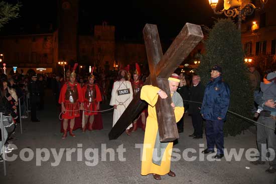 Il cireneo porta la croce