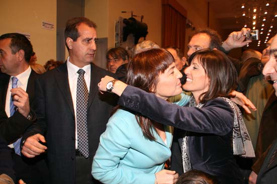 L'abbraccio tra la Polverini e la De Cesare