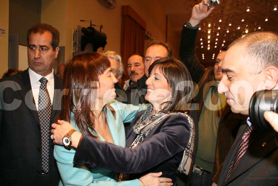 L'abbraccio tra la Polverini e la De Cesare