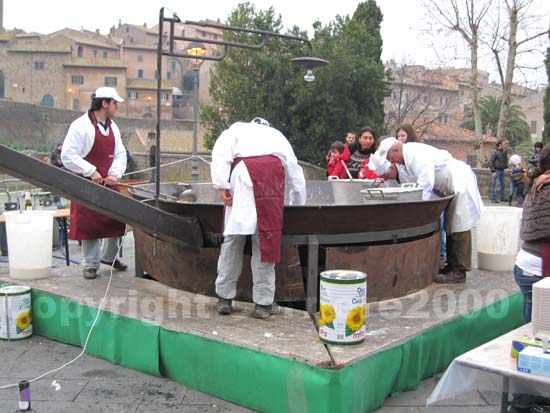 Il padellone per le frittelle a Tuscania