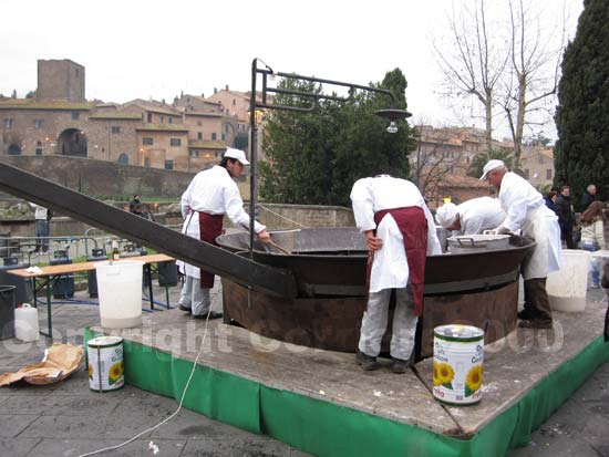 Il padellone per le frittelle a Tuscania