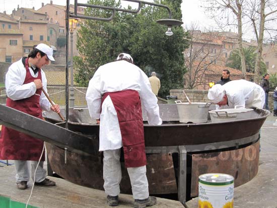 Il padellone per le frittelle a Tuscania