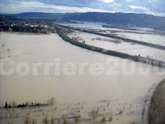 Il Tevere inonda l'area tra la ferrovie e l'autostrada del Sole 