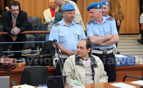 Paolo Esposito, attorniato dalla polizia penitenziaria