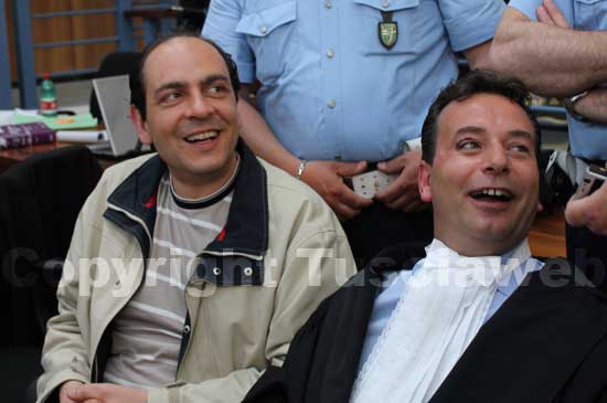 Esposito con l'avvocato Rosati, durante la pausa