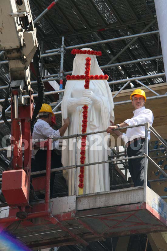 151 Viene issata sulla macchina la santa